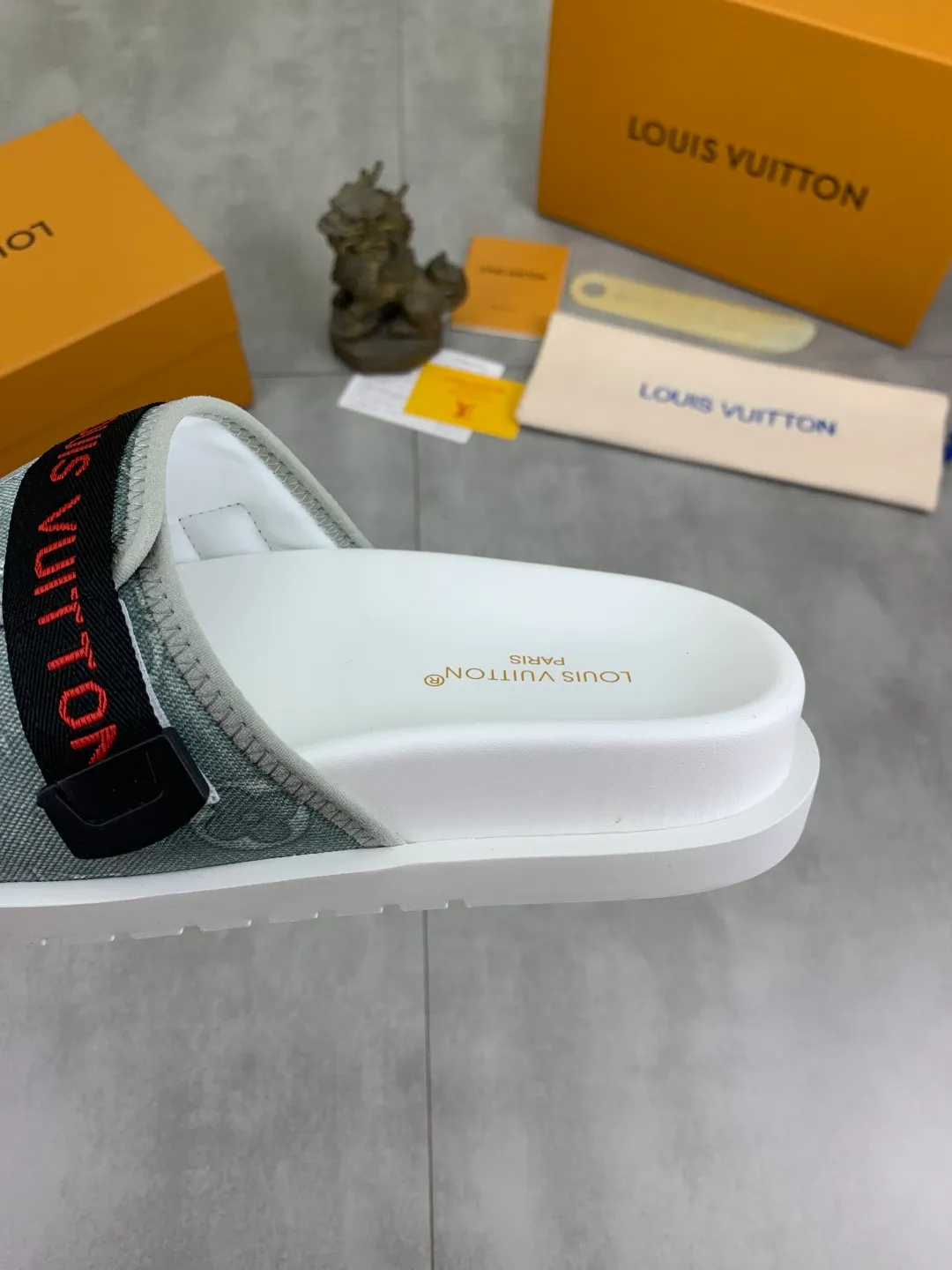 Men's shoes 💰P320💰【New style】🆘 Original quality 【LOUIS VUITTON】The popular Louis Vuitton LV men's slippers on the official website are on sale simultaneously! Original fabric imported from Italy, original factory special supply, code number: 38-44 (45 customized), many colors available